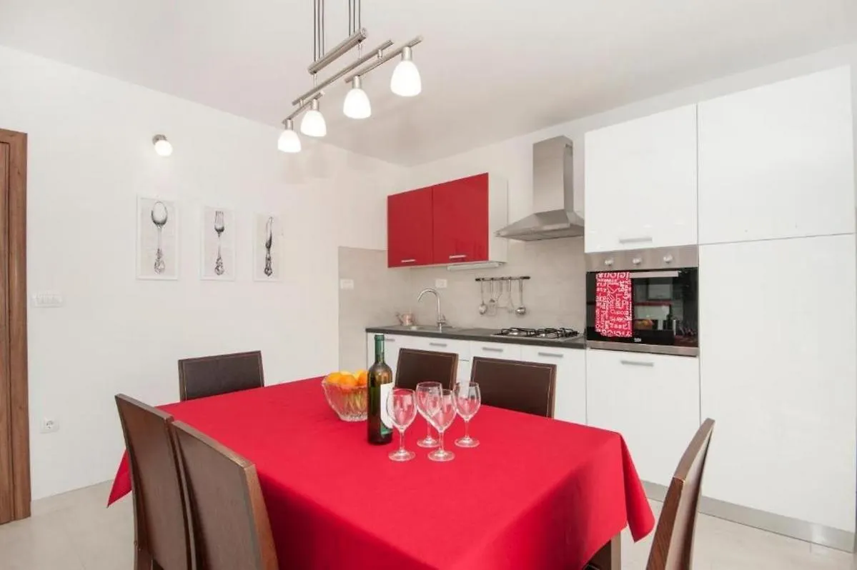 Apartments With A Swimming Pool Kastel Luksic, Kastela - 20582 Croatia
