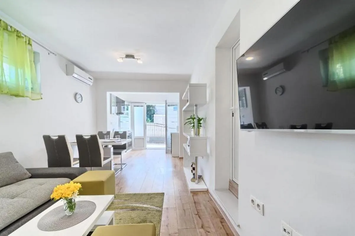 Apartments With A Swimming Pool Kastel Luksic, Kastela - 20582 Croatia