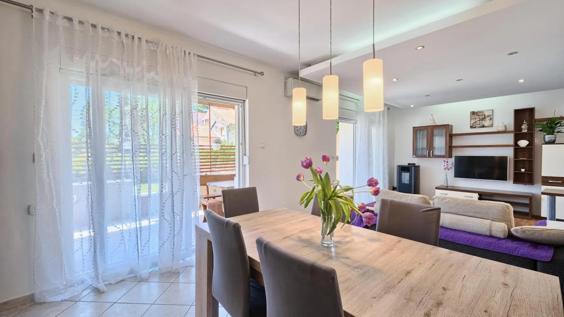 Apartments With A Swimming Pool Kastel Luksic, Kastela - 20582 Croatia